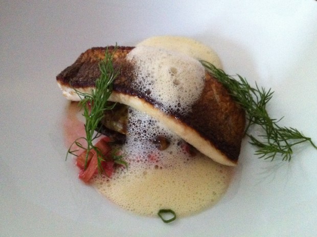 Siikaa, savukala-nokkoskreppi ja herukanlehtivoikastiketta