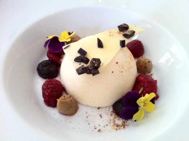 Kuttujogurttijäädyke, lakritsia ja mehustettua vadelmaa 