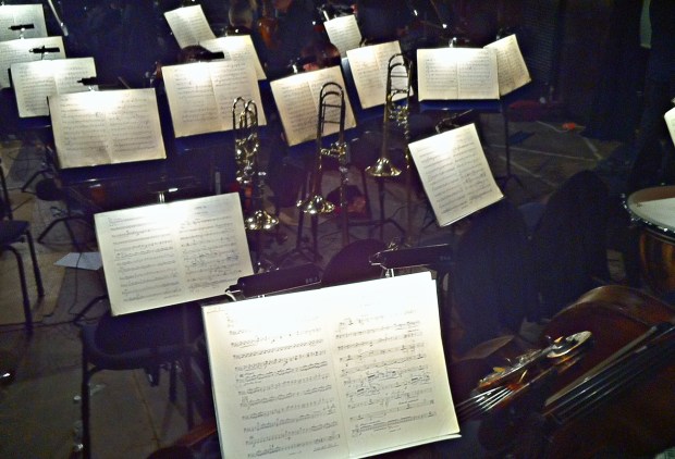 Väliaika 1. ja 2. näytöksen välissä - tauon paikka myös orkesterille