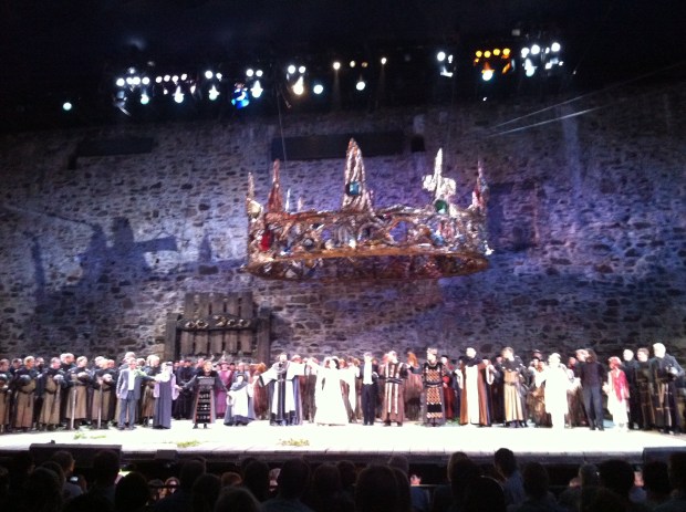 Loppuaplodien vastaanotto massiivisen kruunun alla