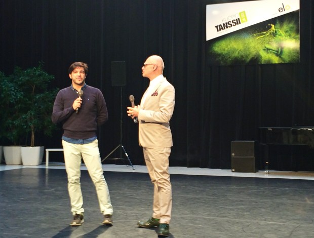 Ángel Rojas Jorma Uotisen haastateltavana Musiikkikeskuksen Valohallissa ennen esitystä