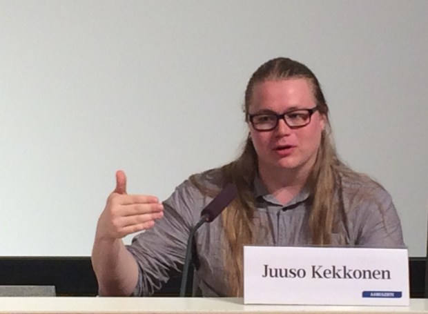 Esityksen käsikirjoittaja, ohjaaja ja esiintyjä Aamulehden ja Teatterikesän keskustelutikaisuudessa