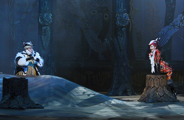 Mäyrä (Nicholas Söderlund) ja Kettuneiti (Kaisa Ranta) - kuva: Suomen kansallisooppera/Heikki Tuuli)