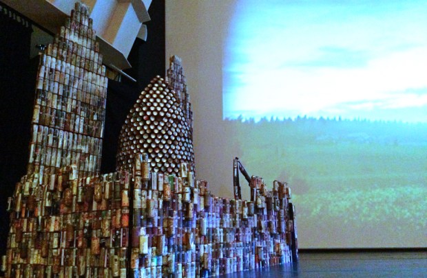 Spraymaalipurkeista koottu linna valtaistuimineen