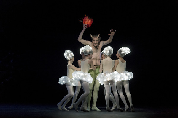 Samuli Poutanen (Puck) ja Balettioppilaitoksen oppilaita © 2015 Sakari Viika, Suomen kansallisbaletti