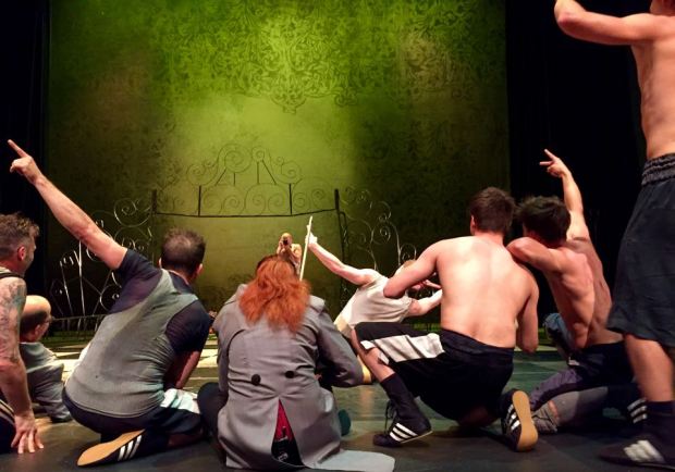 Toisen 'standing ovationin' aikana koreografi Mourad Merzouki alkoi näpsiä kuvia ryhmästään seisovaa yleisöä vasten :-)