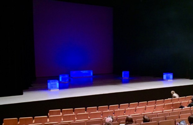 Valaistut vesisärmiöt lavalla väliajalla