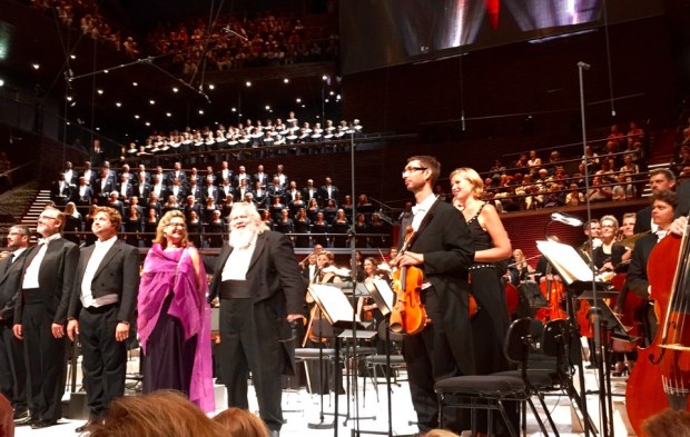 Loppuaplodeja vastaanottamassa keskellä Leif Segerstam, hänestä vasmalle Calire Rutter, Jeremy Ovenden, Stephen Gadd; heidän takanaan Oopperan kuoro ja ylempänä Cantores Minores