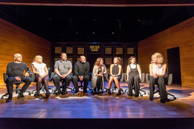 Onnellisuuden tasavalta, 2. näytös, 4. kohtaus. Kuvassa Markku Maalismaa, Alina Tomnikov, Kristo Salminen, Hannu-Pekka Björkman, Terhi Panula, Cécile Orblin, Marja Salo ja Milka Ahlroth. Kuvaaja Tuomo Manninen. (c) Kansallisteatteri.