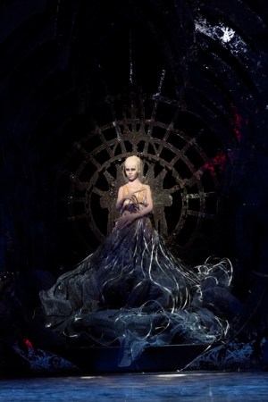 Pieni merenneito Koreografia - Kenneth Greve Musiikki - Tuomas Kantelinen Musiikinjohto - Robert Reimer / Mikhail Agrest Lavastus - takis Puvut - Erika Turunen Valaistus - Kalle Ropponen Projisointisuunnittelu - Jouka Valkama Naamiointi - Virpi Ketko Pieni merenneito - Eun-Ji Ha Prinssi - Ilja Bolotov Vierasmaalainen prinsessa - Salla Eerola H. C. Andersen - Teemu Tainio Noita - Rebecca King