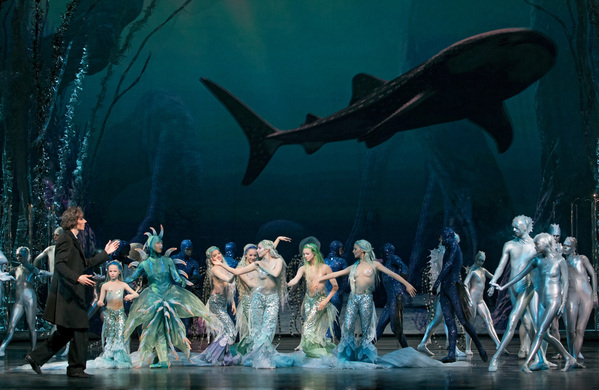 Pieni merenneito Koreografia - Kenneth Greve Musiikki - Tuomas Kantelinen Musiikinjohto - Robert Reimer / Mikhail Agrest Lavastus - takis Puvut - Erika Turunen Valaistus - Kalle Ropponen Projisointisuunnittelu - Jouka Valkama Naamiointi - Virpi Ketko Pieni merenneito - Tiina Myllymäki Prinssi - Sergei Popov Vierasmaalainen prinsessa - Desislava Stoeva H. C. Andersen - Ville Mäki Noita- Terhi Räsänen