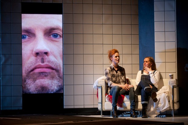 Kuvassa Minna Haapkylä ja Katja Küttner. Kuva: Stefan Bremer.