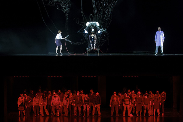 Kuvassa Marjukka Tepponen, Jaakko Kortekangas ja kuoroa (kuvaaja Sakari Viika/Suomen kansallisooppera)