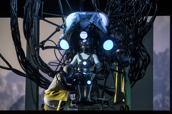 Daniel koneessa (kuva: Sakari Viika/Suomen kansallisooppera)