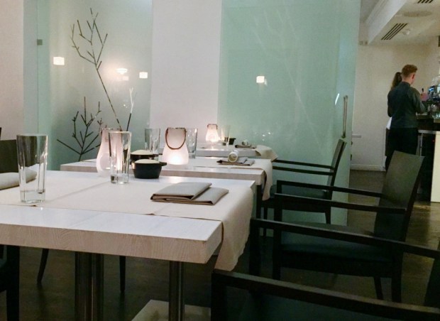 (Huomaa asiakkaita odottavat leivät kohomassa pienissä mustissa padoissaan.)