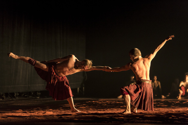 Jorma Uotinen: Jord. Kuvassa etualalla Samuli Poutanen ja Tuukka Piitulainen. Kuva: Sakari Viika/Suomen kansallisbaletti.