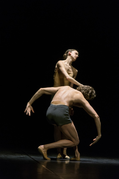 Demis Volpi: Little Monsters. Kuvassa Kailey Kaba ja Sergei Popov. Kuva: Sakari Viika/Suomen kansallisbaletti.