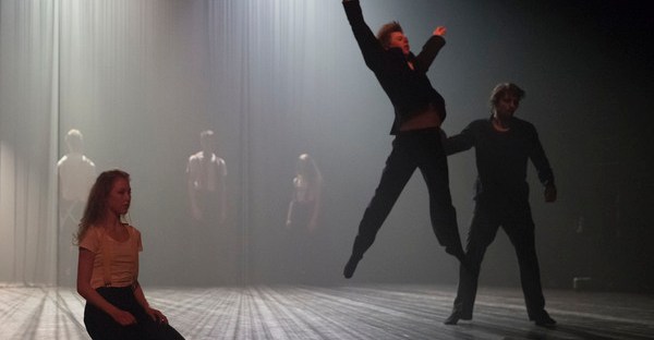 Tanis: The Deep Dark White. Etualalla Sara Antikainen, Atte Kilpinen ja Jouka Valkama Kuva: Mirka Kleemola/Suomen kansallisbaletti