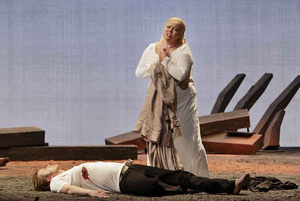 Kuvassa Jyrki Anttila ja Johanna Rusanen-Kartano. Kuvaaja: Heikki Tuuli/Suomen kansallisooppera.