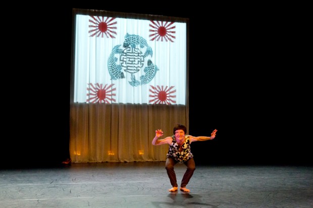 Arja Raatikainen &amp; co: Leikin alku. Kuvassa Katri Soini (kuva: Petri Laitinen, Kuopio tanssii ja soi)