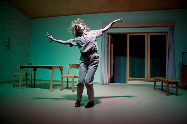 Q-teatteri: Tavallisuuden aave. Kuvassa Laura Birn, kuva: Pate Pesonius.