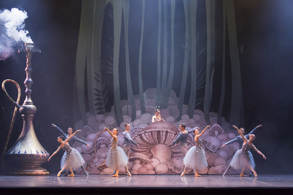 Keskellä Lucie Rákosníková (Yökorento). Kuva: Suomen kansallisbaletti Mirka Kleemola.