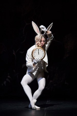 Kuvassa Xiaoyu He (Valkoinen Kani). Kuva: Suomen kansallisbaletti/Mirka Kleemola