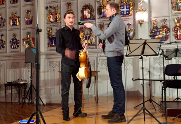 Sergei Malov violoncello da spalloineen, haastattelijana Ville Komppa. 