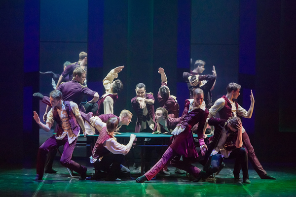 Patarouvan pelipöytäkohtaus. Kuva: Eifman Ballet/Jevgeni Matvejev.