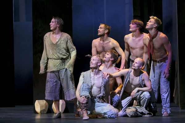 Nikolas Koskivirta, Teemu Tainio, Samuli Poutanen, Frans Valkama, Tuukka Piitulainen, Antti Keinänen, Jani Talo. Kuva: Suomen kansallisbaletti/Sakari Viika