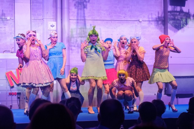 Kuvassa: Mikko Paloniemi (vas.), Justus Pienmunne, Auri Ahola, Kaisa Torkkel, Jyrki Karttunen, Aksinja Lommi, Kalle Pulkkinen, Jyrki Kasper, Heidi Naakka, Anne Hiekkaranta. Kuvaaja: Marko Mäkinen.