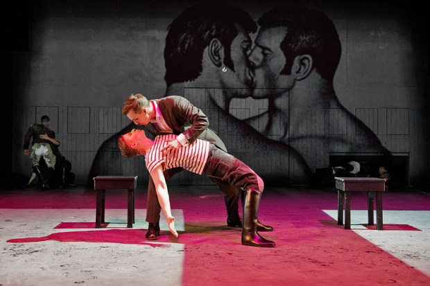 Touko (Olli Rahkonen) ja piirroshahmo (Tuukka Raitala). Kuva: Otto-Ville Väätäinen