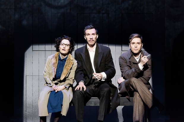 Kaija (Anna Victoria Eriksson), Touko (Olli Rahkonen) ja Veli (Jukka Nylund) elokuvissa. Kuva: Otto-Ville Väätäinen