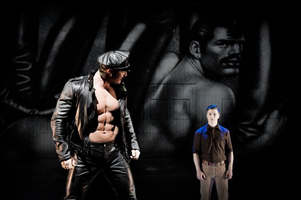 Kake (Ville Erola) lohduttaa Osmoa (Tuukka Raitala). Kuva: Otto-Ville Väätäinen