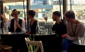 Jorma Uotinen haastattelee Hanna Brotherusta. Vuoroaan odottavat Valerio De Vita ja Emiliano Perazzini.