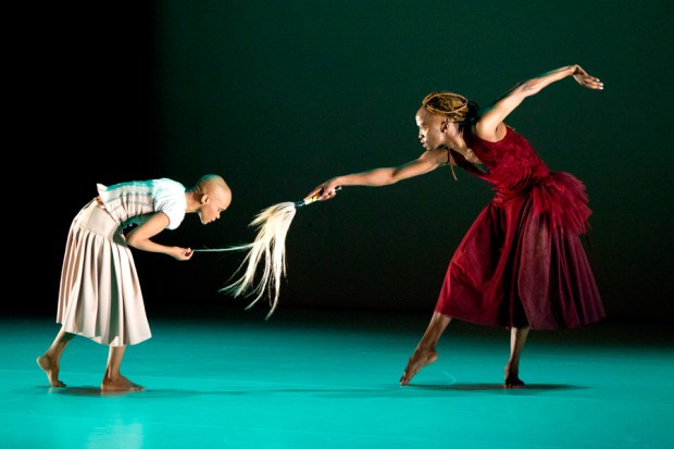 Dada Masilo: Giselle, kuvassa Dada Masilo ja Llewellyn Mnguni. Kuva: Kuopio tanssii ja soi/Petri Laitinen.