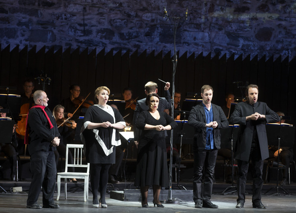 Linna vedessä. Kuvassa Jukka-Pekka Palo, Tiina-Maija Koskela, Tuija Knihtilä, Jussi Myllys, Tommi Hakala. (Kuva: Soila Puurtinen, Itä-Savo)