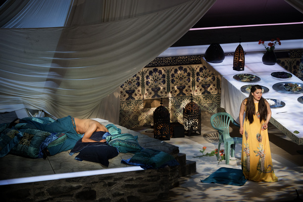 Ryöstö seraljista, kuvassa Sebastian Wirnizer (Selim) ja Hulkar Sabirova (Konstanze) (kuva: Soila Puurtinen, Itä-Savo)