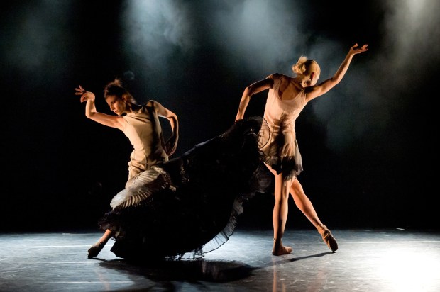 Kaari Martin ja Minna Tervamäki. Kuva: Janne Mikkilä