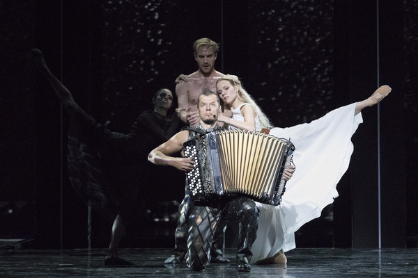 Kuvassa Valeria Quintana, Samuli Poutanen, Kimmo Pohjonen, Linda Haakana. Kuva: Suomen kansallisbaletti/Mirka Kleemola