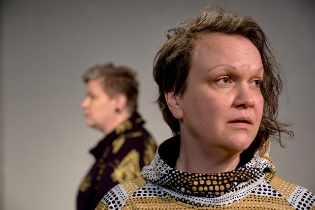 Häiriö (2018). Kuvassa: Kati Palokangas, Raisa Omaheimo. Kuvaaja: Marko Mäkinen.