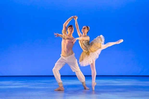 Corsaire Suite. Kuvassa Samuel Haramo ja Hatice Çağla Ertürk. Kuva: Suomen kansallisbaletti/Mirka Kleemola.