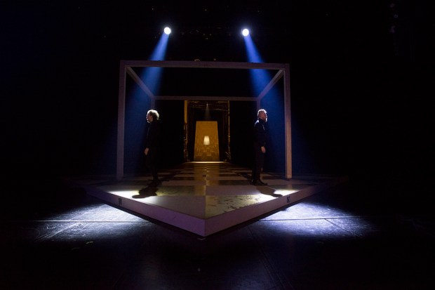 Mercutio (Miro Lopperi) ja Tybalt (Jarno Hyökyvaara). Kuva: Kansallisteatteri/Tuomo Manninen.