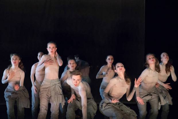 Emrecan Tanış: Sand. Kuvassa Sara Antikainen, Ella Puurtinen, Katariina Luukas, Malla Ylöniemi, Atte Kilpinen, Hatice Çağla Ertürk, Daniela De Pompeis, Anni Jokimies, Victoria Johansson. Kuva: Suomen kansallisbaletti/Mirka Kleemola.