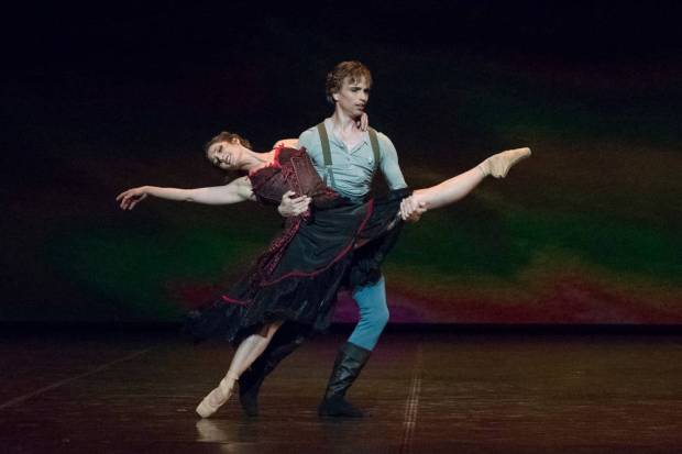 Liam Scarlett: Carmen. Kuvassa Julie Gardette ja Douwe Dekkers. Kuva: Suomen kansallisbaletti/Mirka Kleemola.