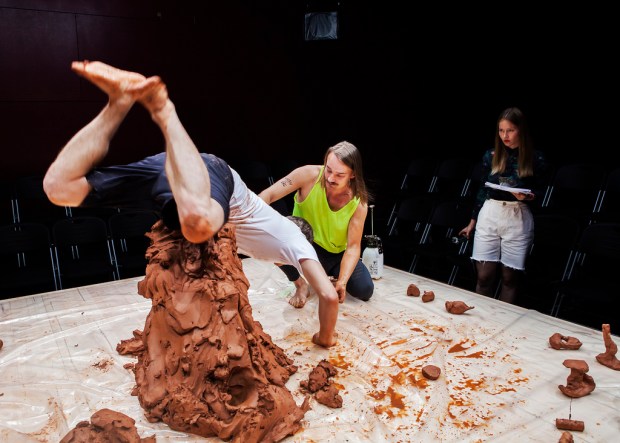 Amor fati. Kuvassa: Samuli Niittymäki, Tatu Nenonen, Anni Puolakka. Kuva: Kansallisgalleria, Petri Virtanen. 