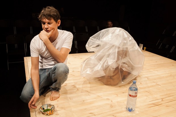 Amor fati. Kuvassa: Samuli Niittymäki ja 200 kg savea. Kuva: Kansallisgalleria, Petri Virtanen. 