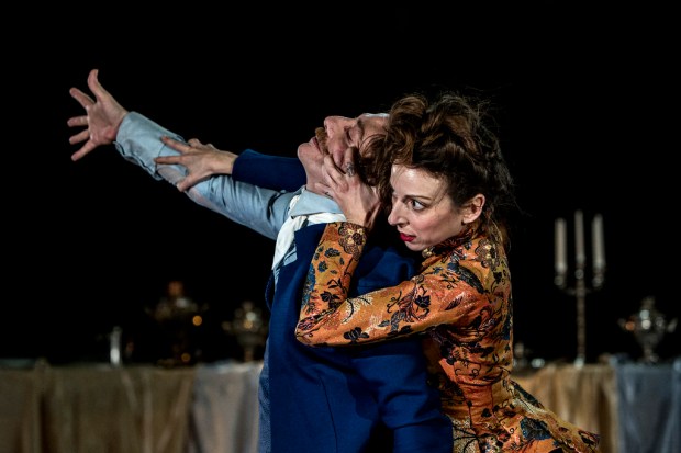 Anna Karenina. Kuvassa Carlos Chamorro ja Mariana Collado. Kuva: Minna Hatinen