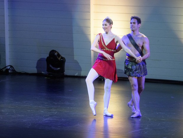 Diana ja Aktaion. Kuvassa: Laurretta Summerscales ja Yonah Acosta. Kuvaaja: Seilo Ristimäki.