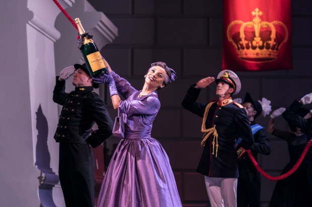 Matthew Bourne's Swan Lake. Nicole Kabera (The Queen) ja Dominic North (The Prince). Kuva: Johan Persson